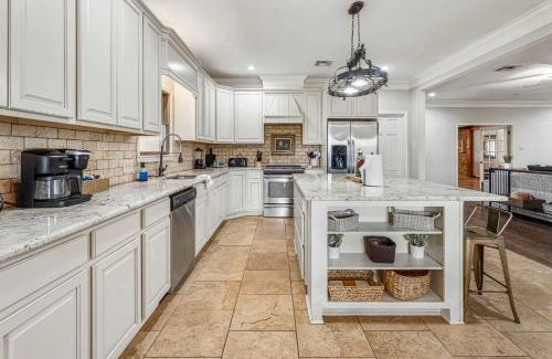 Lake Charles House | Modern Spacious 3 Bedroom Home