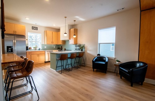 Donelson House | Modern Spacious 3 Story home w/3 Vanity rooms. 5 minutes to BNA, 10 to Opry