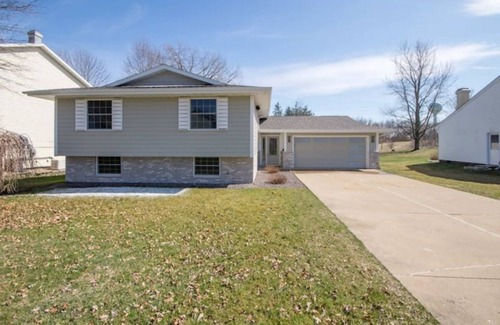 Orange Prairie House | Modern Spacious 4 Bdrm 3.5 bath