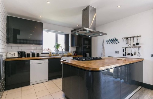 Dunbar House | Modern Spacious 4 Bedroom Property in Desirable Part of Town