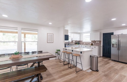Eugene House | Modern & Spacious 4-bedroom Home 15 min to U of O, 11 min from Airport