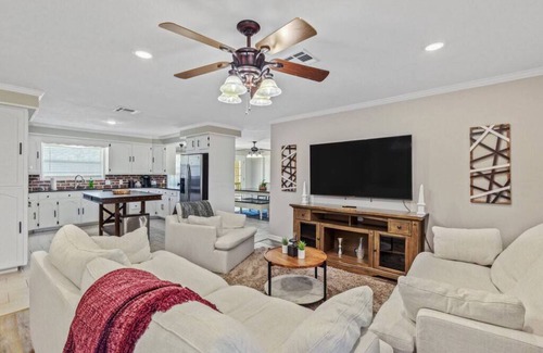 Prien House | Modern Spacious 4 Bedroom Home