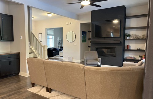 Newtonville House | Modern Spacious 6-Bedroom - Track Season Retreat - 20 min from Track