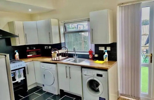 Manchester House | Modern, spacious and comfortable 3 bedroom home.