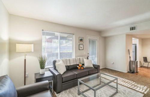 Harlow Apartment | Modern & Spacious Apartment Just 5 Mins from DT
