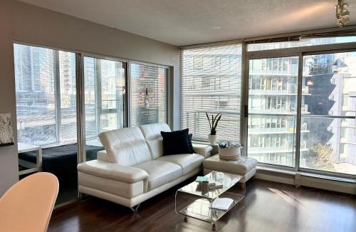 Crosstown Apartment | Modern spacious Apt plus Solarium and Den in Downtown Vancouver with Parking and Pool