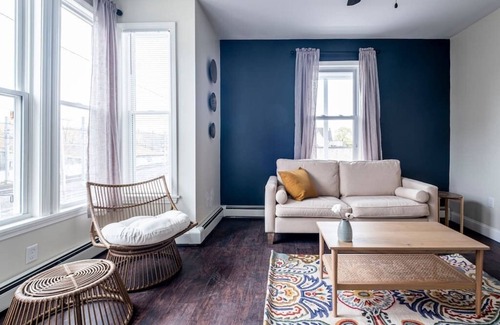 Providence Apartment | Modern & Spacious Apt For Your Group★ Hosts 6 People | Near Downtown & Fed. Hill