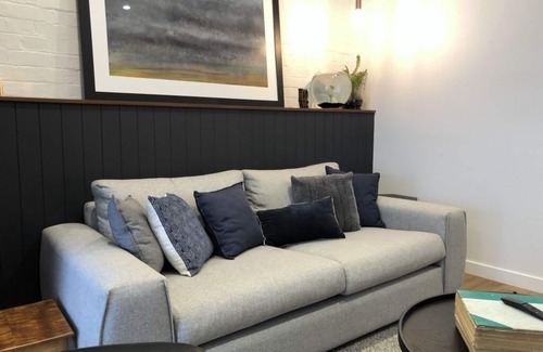 Launceston CBD Apartment | Modern, spacious CBD Apartment across from City Park