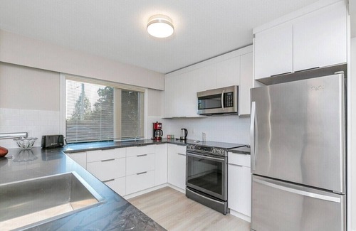 West Vancouver House | Modern Spacious Ocean View Suit with Private Entrance