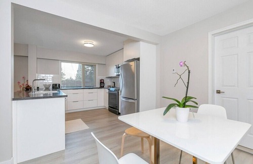 West Vancouver House | Modern Spacious Ocean View Suit with Private Entrance