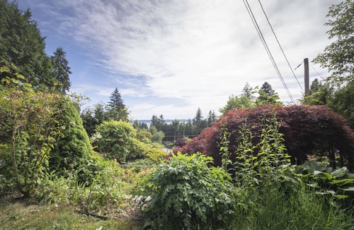 West Vancouver House | Modern Spacious Ocean View Suit with Private Entrance