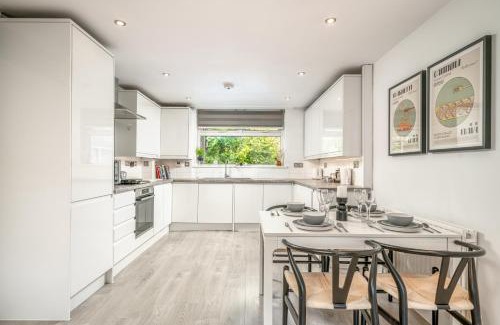 Limehouse Apartment | MODERN & SPACIOUS Canary Wharf Apartment, PRIME CENTRAL LOCATION, BALCONY, Near O2, EXCEL, LONDON CITY AIRPORT & GREENWICH