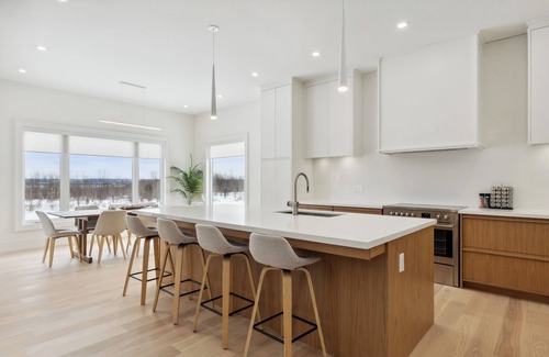 Georgian Bluffs House | Modern & Spacious Cobble Beach Golf Retreat