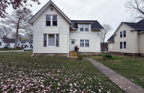 Urbana Apartment | Modern, Spacious & Comfy house next to UIUC/CARLE
