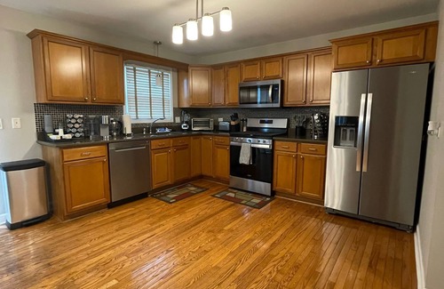 Bolingbrook House | Modern, Spacious, & Convenient 4 BR/3.5 BA Home minutes from golf & shopping