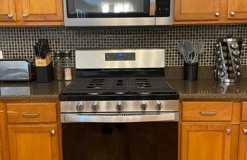 Bolingbrook House | Modern, Spacious, & Convenient 4 BR/3.5 BA Home minutes from golf & shopping