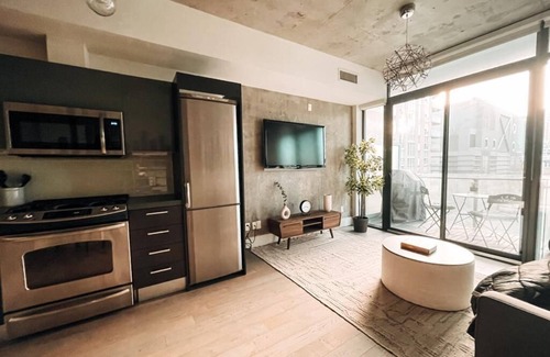 Niagara Apartment | Modern, spacious condo for the busy professional right in the heart of the city!