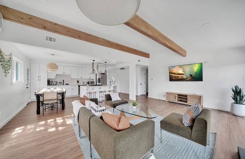 Northwest Anaheim House | Modern Spacious Disney Arcade Pool House