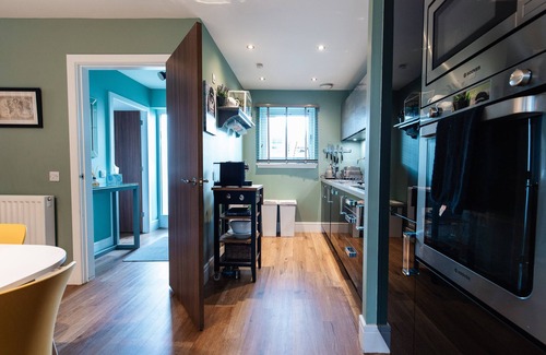 Polmadie House | Modern Spacious Family Home. Short walk to City Centre