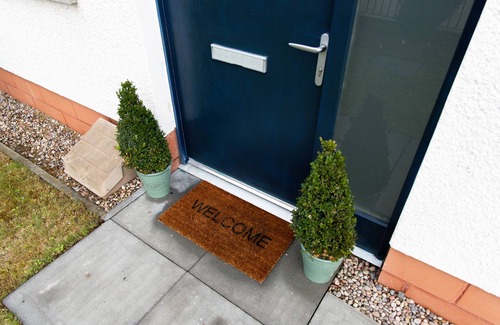 Polmadie House | Modern Spacious Family Home. Short walk to City Centre