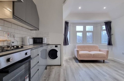 Wandsworth Apartment | Modern Spacious Flat in South West London