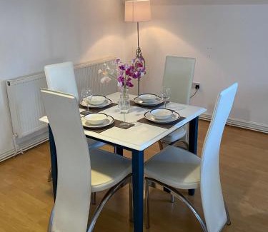 Ipswich Apartment | Modern Spacious Flat In Ipswich - Sleeps 6 - Parking