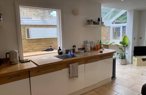 Southfields Apartment | Modern, Spacious 1 Bedroom Garden Flat SW18