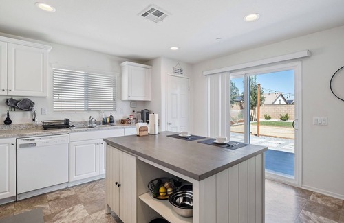 Victorville House | Modern spacious home w/backyard for families and pets