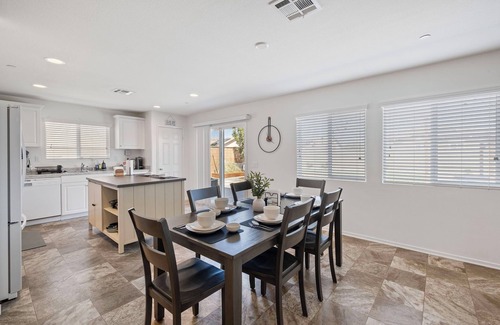 Victorville House | Modern spacious home w/backyard for families and pets