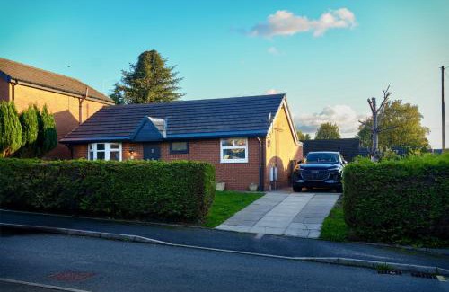 Oldham House | Modern, Spacious Home Near Manchester - Perfect for Families group