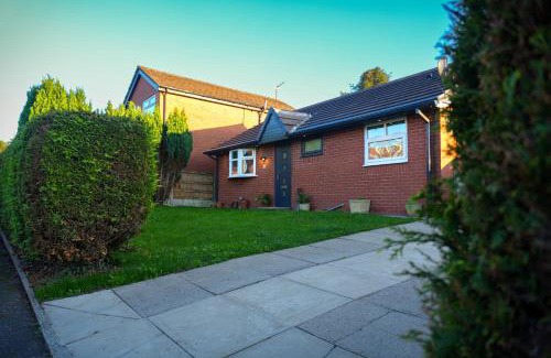 Oldham House | Modern, Spacious Home Near Manchester - Perfect for Families group