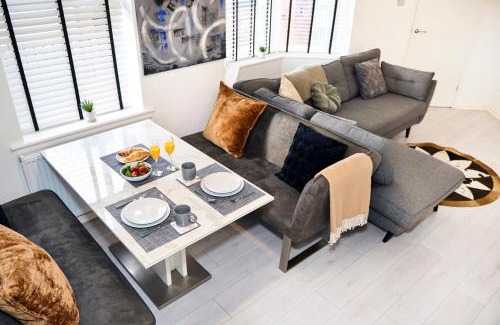 Manchester House | Modern, Spacious Home Near City Centre, Workspace & WiFi,
