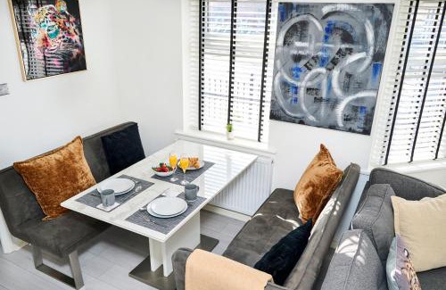 Manchester House | Modern, Spacious Home Near City Centre, Workspace & WiFi,