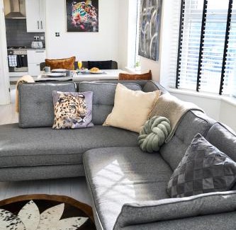 Manchester House | Modern, Spacious Home Near City Centre, Workspace & WiFi,