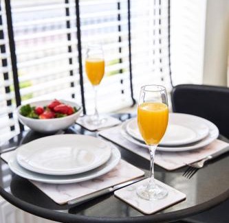 Manchester House | Modern, Spacious Home Near City Centre, Workspace & WiFi,