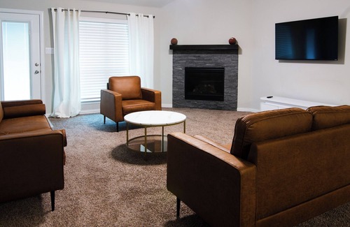 Aubrey House | Modern, spacious home w/keyless entry!
