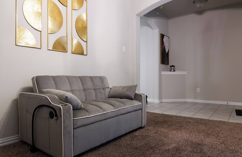 Aubrey House | Modern, spacious home w/keyless entry!