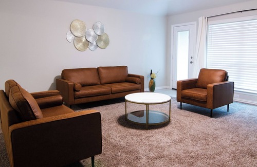 Aubrey House | Modern, spacious home w/keyless entry!