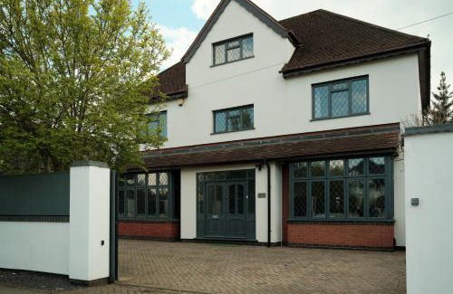 Nuneaton House | Modern Spacious House - Sleeps 16, Free Parking, Sun Terrace
