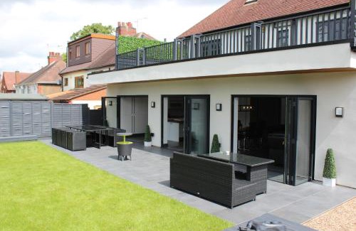 Nuneaton House | Modern Spacious House - Sleeps 16, Free Parking, Sun Terrace