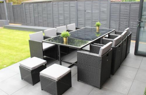 Nuneaton House | Modern Spacious House - Sleeps 16, Free Parking, Sun Terrace