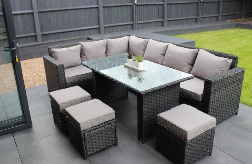 Nuneaton House | Modern Spacious House - Sleeps 16, Free Parking, Sun Terrace