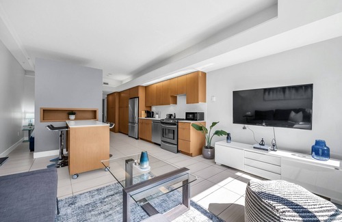 Gastown Apartment | Modern Spacious Loft-Suite in Downtown Vancouver /Free Parking