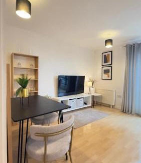 East Acton Apartment | Modern spacious Studio opposite station II
