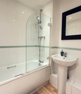 East Acton Apartment | Modern spacious Studio opposite station II