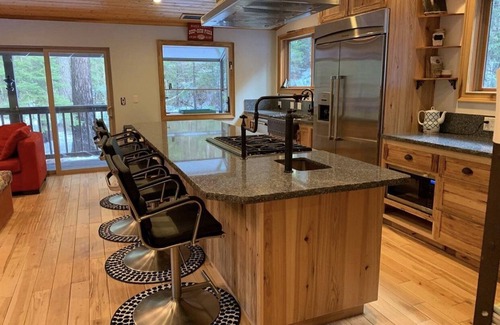 Sugar Pine House | Modern & spacious Sugar Pine cabin- only 15 minutes away from Yosemite!