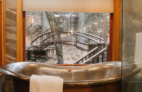 Sugar Pine House | Modern & spacious Sugar Pine cabin- only 15 minutes away from Yosemite!
