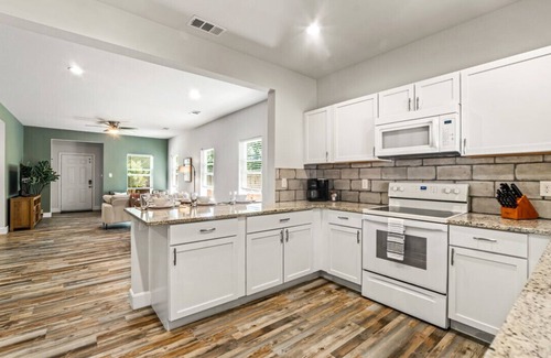 Rockwall House | Modern & Spacious, Walk to historic Downtown | TSH