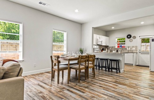 Rockwall House | Modern & Spacious, Walk to historic Downtown | TSH