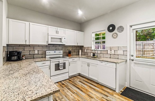 Rockwall House | Modern & Spacious, Walk to historic Downtown | TSH